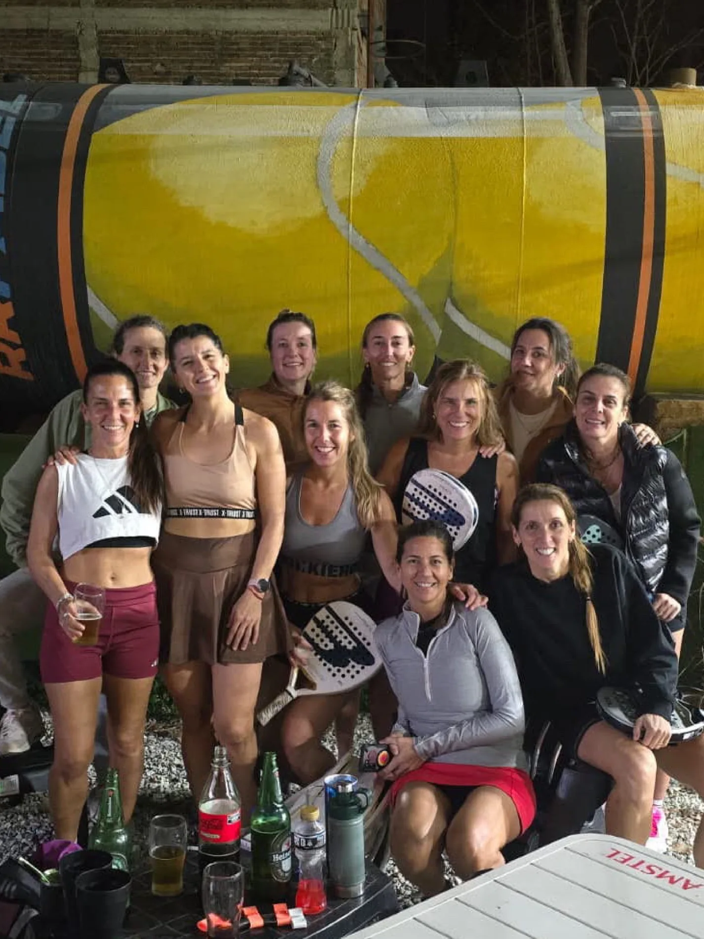 Grupo de jugadoras reunidas en RR con sus palas