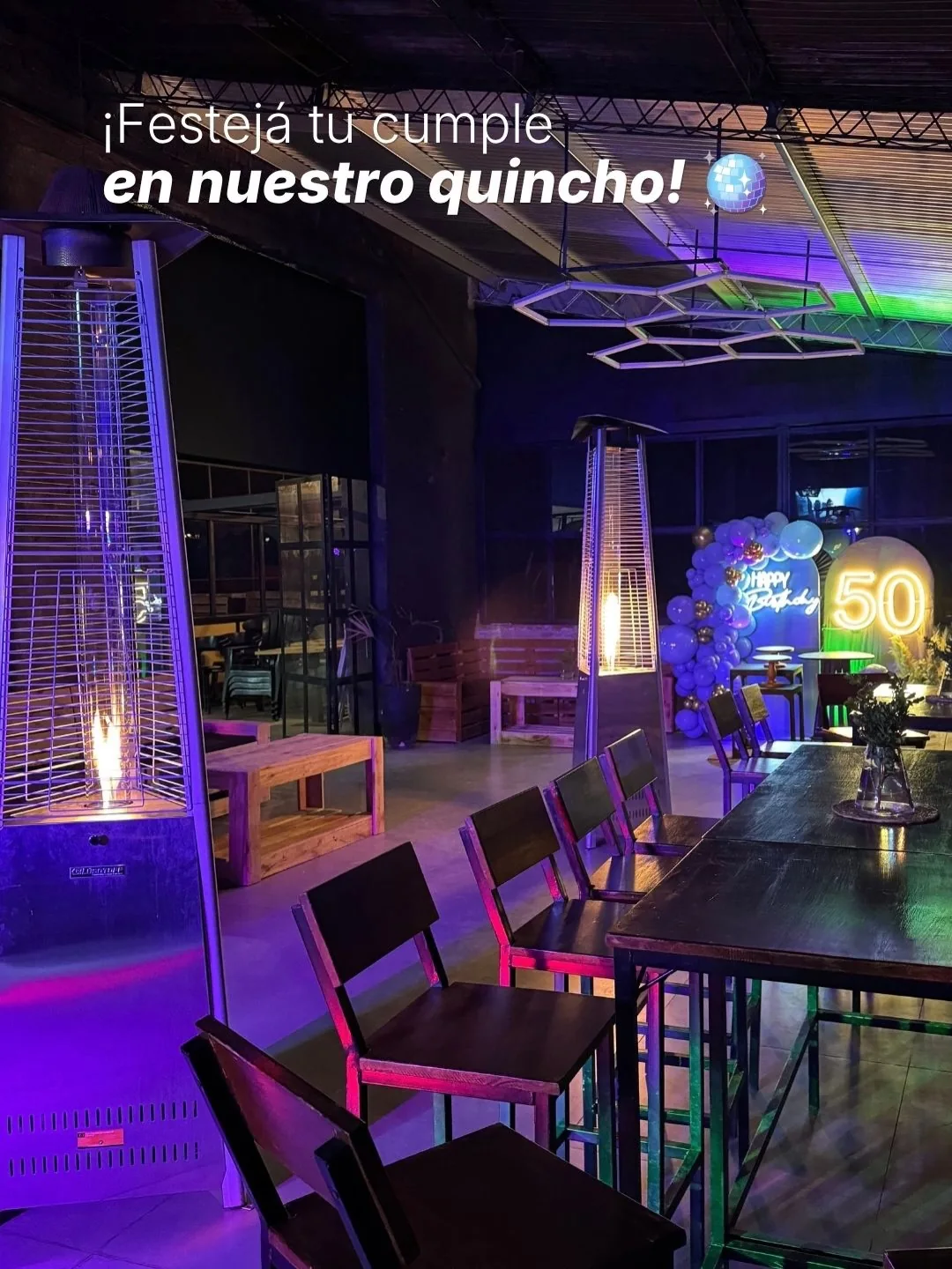 Quincho de RR preparado para un cumpleaños, con mesas, luces y texto original de la publicación